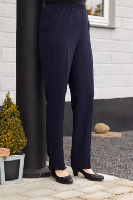  Brandtex bukser med elastik i taljen i marine blå til damer. Model Sofie med slank pasform